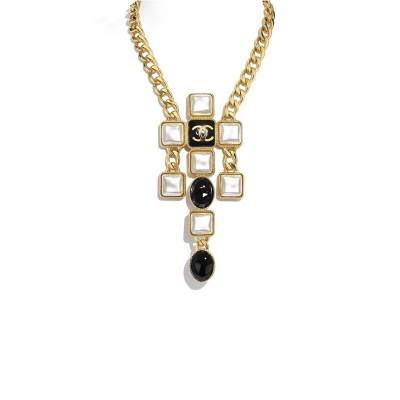 CHANEL NECKLACE WITH BLACK AND WHITE SQUARE AND OVAL ELEMENTS CHANEL NECKLACE WITH BLACK AND WHITE SQUARE AND OVAL ELEMENTS